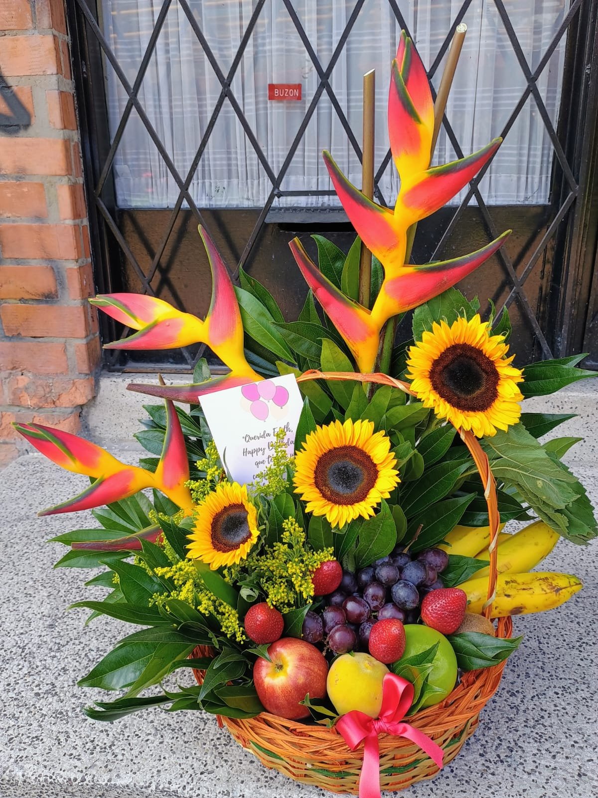 Lafloreria2010 arreglo canasta girasoles con fruta 