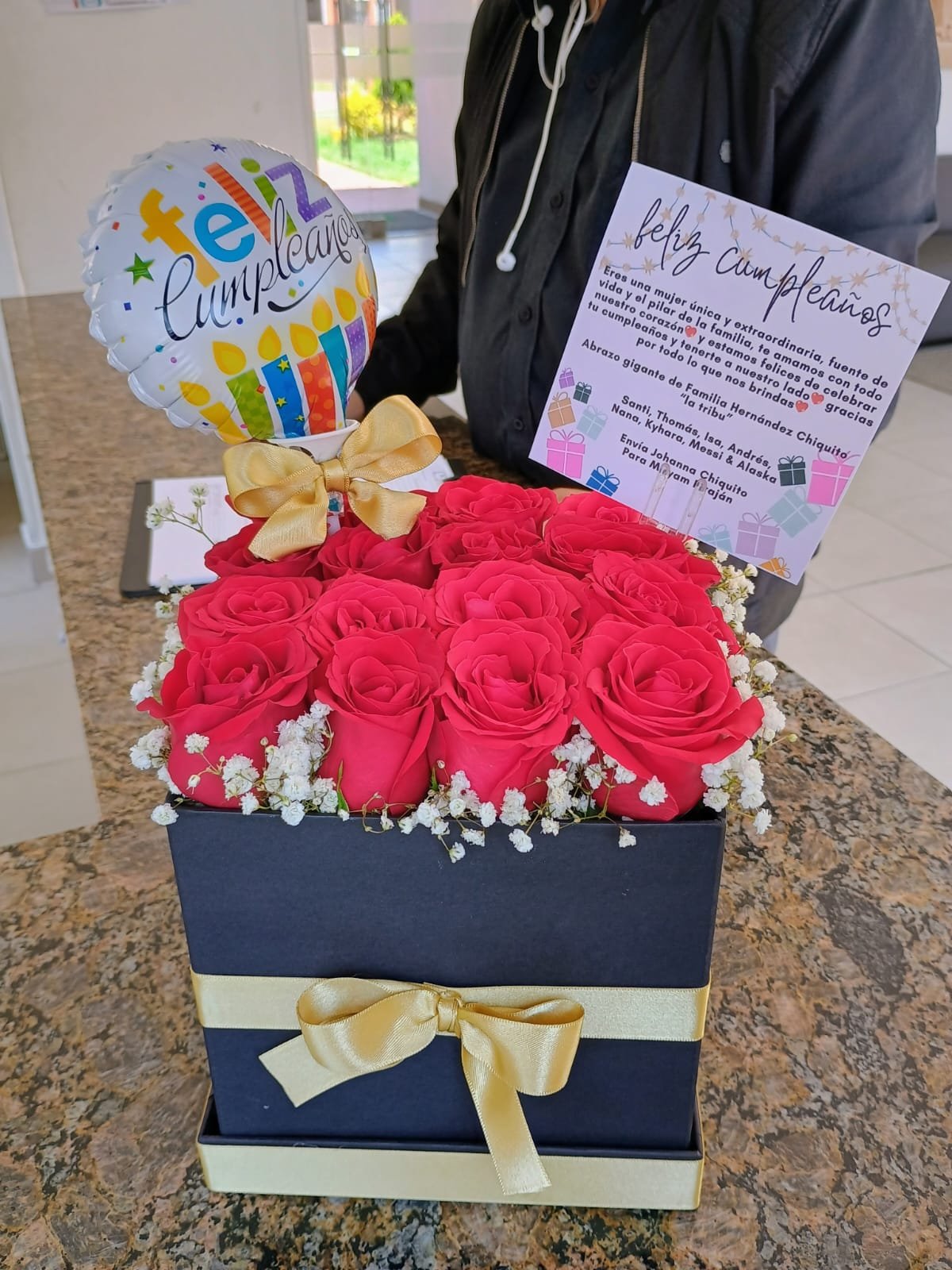 arreglo caja rosas con globo y moño Lafloreria2010